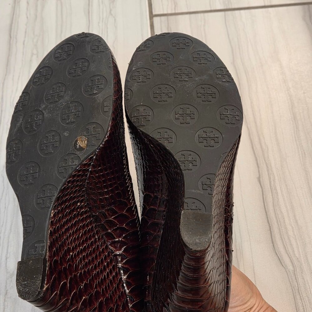 Tory Burch Size 9.5 Patent Leather Sophie Croc Wedge Brown - Picture 3 of 3